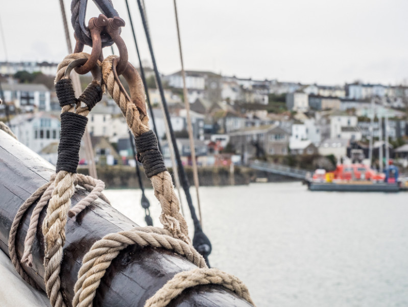 Grayhound la Falmouth, o navă tânără și bătrână într-un port bătrân și tânăr.