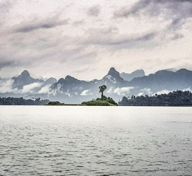 Cheow Lan Lake, Surat Thani, Thailanda.